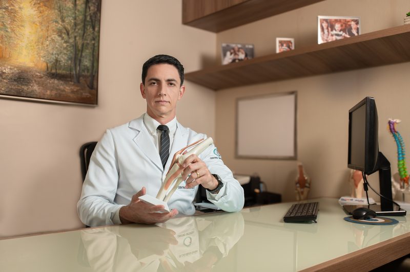 Dr. Carlos Maurício com modelo anatômico