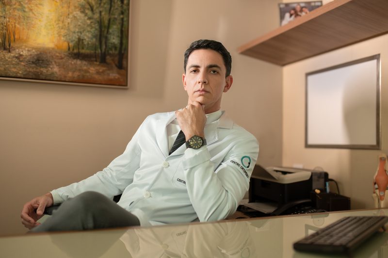 Dr. Carlos Maurício em consulta