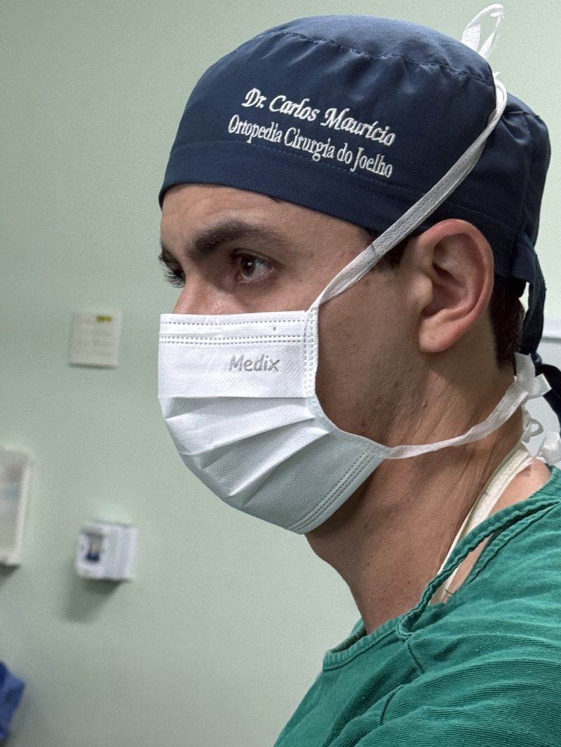 Dr. Carlos Maurício em cirurgia