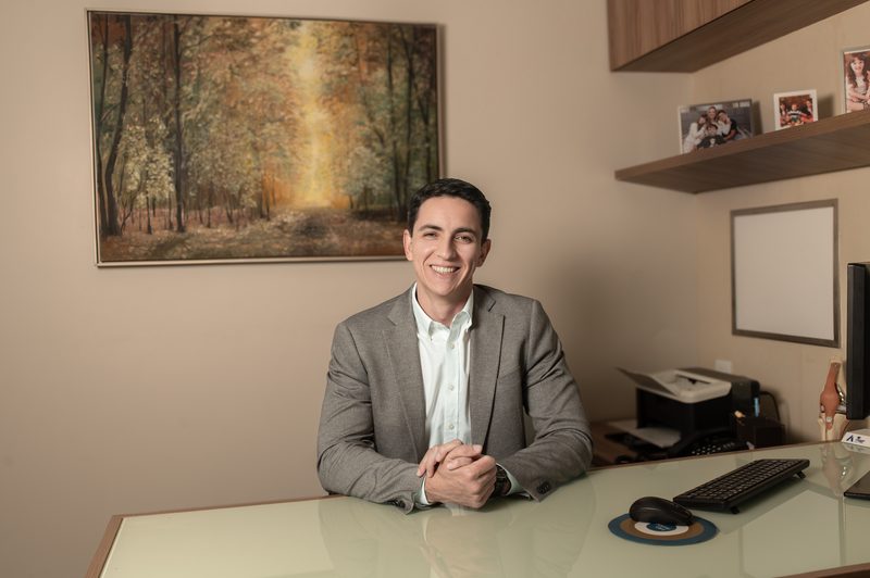 Dr. Carlos Maurício no consultório
